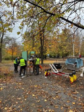 В Торезе завершается благоустройство местного парка