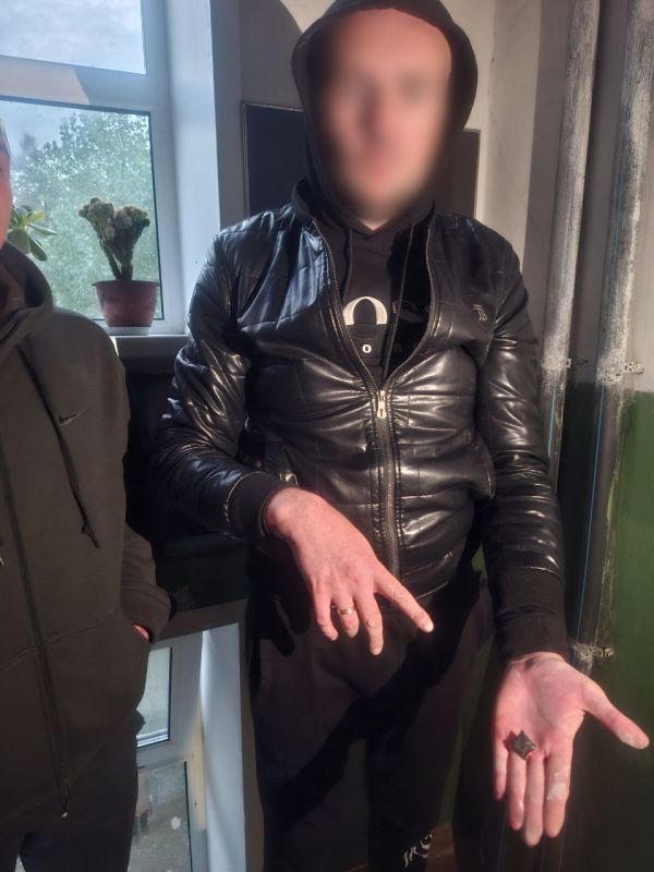 Полицейские поймали двух закладчиков со свертками в Макеевке Полицейские поймали двух закладчиков со свертками в Макеевке