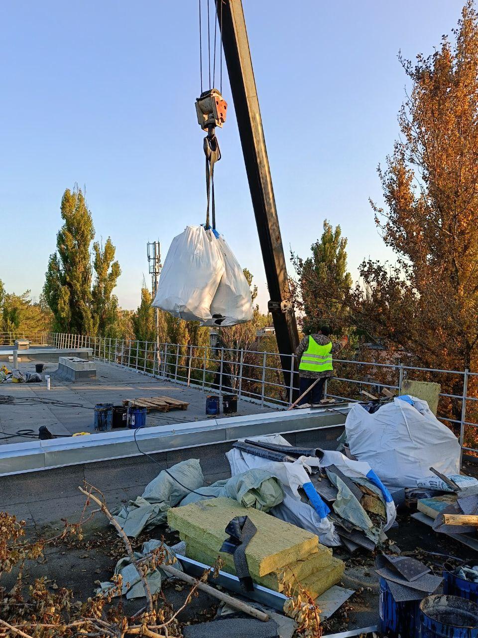 На кровле жилого дома в Харцызске смонтируют водосточную систему при поддержке Нижегородской области