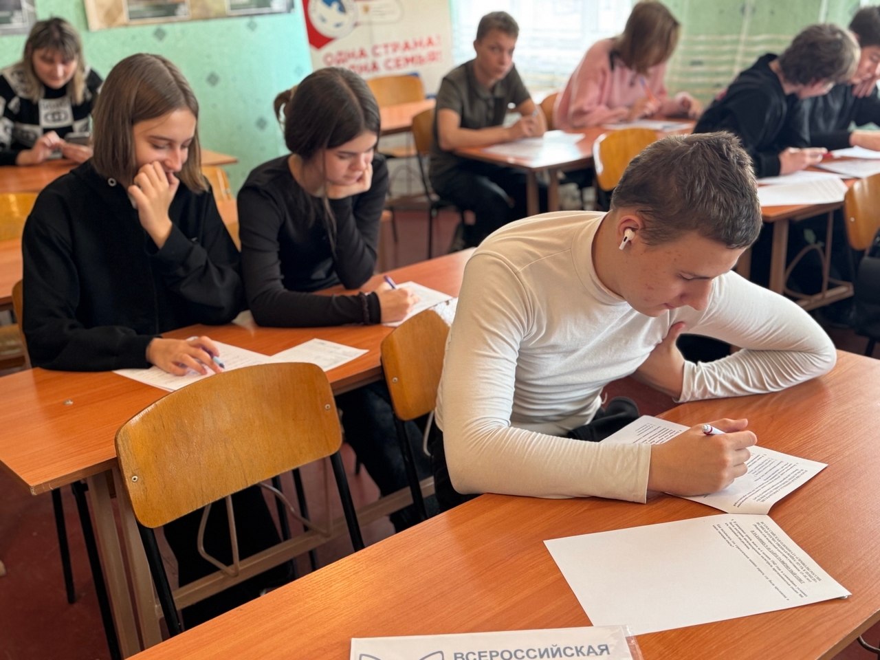 30 октября библиотекари Центральной городской детской библиотеки, активисты Женского движения партии Единая Россия для обучающиеся ГБОУ «Основная школа №11 Шахтёрского м.о» организовали площадку для участия в І этапе... 30 октября библиотекари Центральной городской детской библиотеки, активисты Женского движения партии Единая Россия для обучающиеся ГБОУ «Основная школа №11 Шахтёрского м.о» организовали площадку для участия в І этапе...