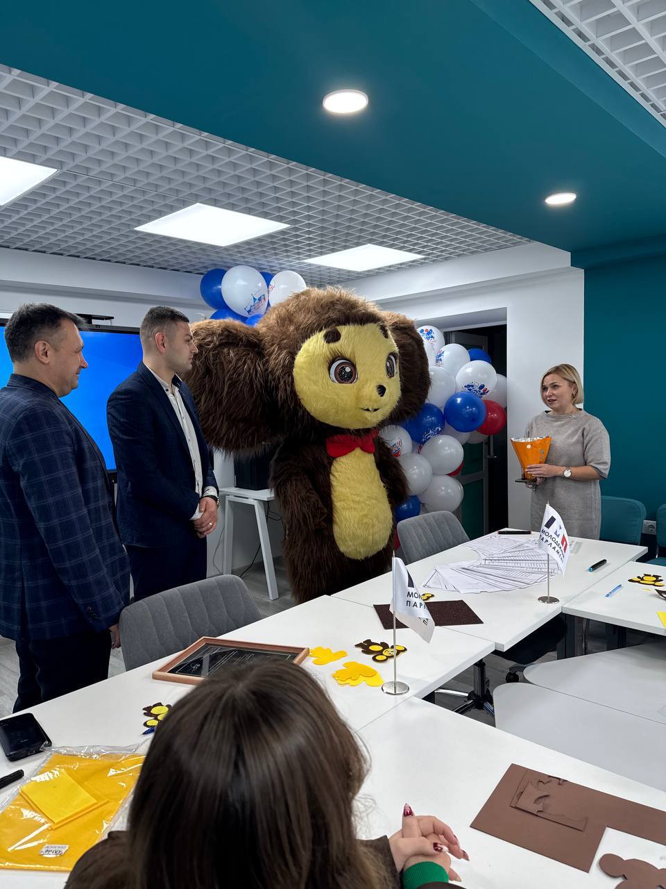 С любовью к своей стране. Сегодня комитет по патриотическому воспитанию и социальной адаптации молодежи, участвующей в боевых действиях, провел мероприятие, приуроченное ко Дню народного единства для студентов ДонНУЭТ С любовью к своей стране. Сегодня комитет по патриотическому воспитанию и социальной адаптации молодежи, участвующей в боевых действиях, провел мероприятие, приуроченное ко Дню народного единства для студентов ДонНУЭТ