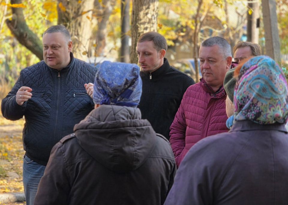 Иван Адамец: Заместитель руководителя управы Куйбышевского района Алексей Шлапак вместе с депутатами Донецкого городского совета Германом Полуниным и Сергеем Остапенко провели встречу с жителями дома №92 по улице... Иван Адамец: Заместитель руководителя управы Куйбышевского района Алексей Шлапак вместе с депутатами Донецкого городского совета Германом Полуниным и Сергеем Остапенко провели встречу с жителями дома №92 по улице...