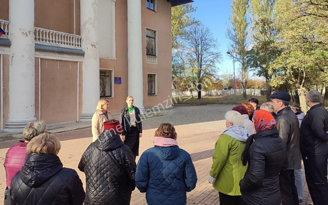 В Куйбышевском районе прошла встреча с трудовыми коллективами Дворца культуры им. Т.Г. Шевченко и библиотеки-филиала № 14 Централизованной библиотечной системы для детей, на которой присутствовала заместитель главы...