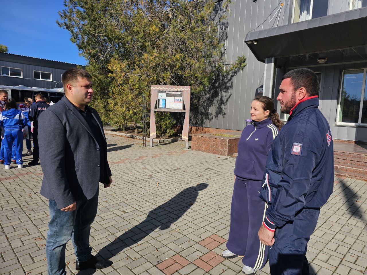 Депутат местного отделения партии «Единая Россия» Алексей Зипа провёл рабочую встречу с тренером-преподавателем спортивного клуба «СИЛА ДОНБАССА» Сингур Денисом и спортсменами округа