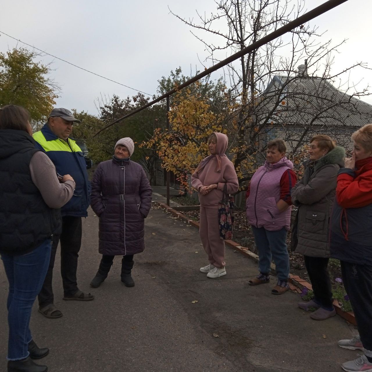 Встреча жителей посёлка с заведующей Новолуганского территориального сектора Анной Коваленко по улице Космонавтов