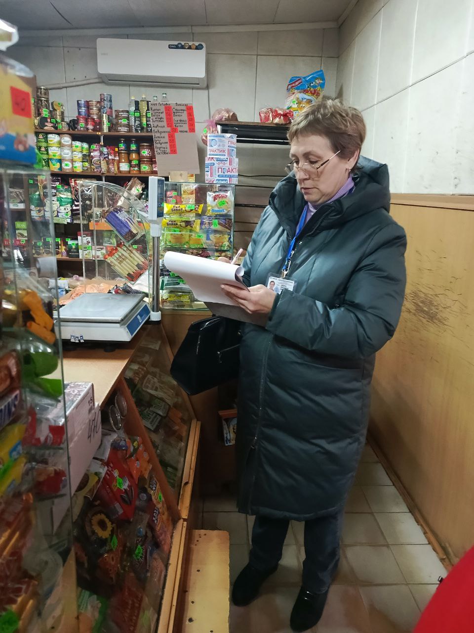 Иван Приходько: Активисты Народного контроля проверили ряд магазинов в Никитовском районе Горловки Иван Приходько: Активисты Народного контроля проверили ряд магазинов в Никитовском районе Горловки