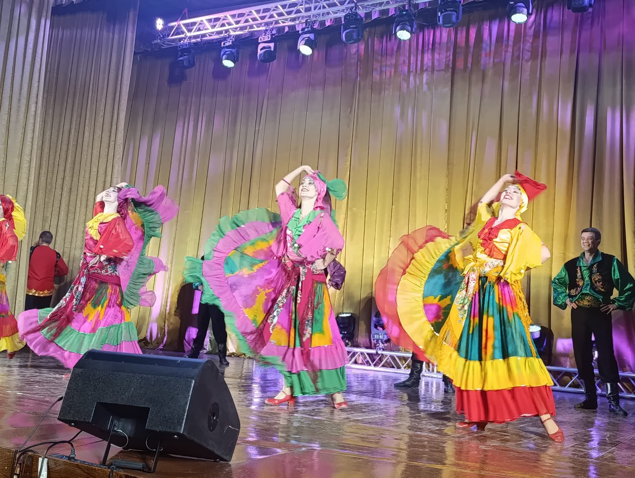 Сергей Ермаков: 30 октября в централизованной клубной системе «Снежинка» состоялся концерт заслуженного государственного академического ансамбля песни и танца «Донбасс» Сергей Ермаков: 30 октября в централизованной клубной системе «Снежинка» состоялся концерт заслуженного государственного академического ансамбля песни и танца «Донбасс»