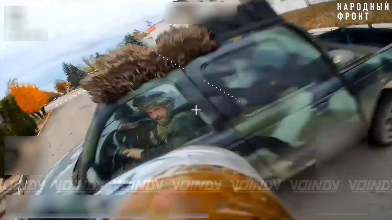 Осмотр дроном разрушенного моста через реку Волчья в пгт Покровское и последовавший сразу удар по украинскому пикапу на другом берегу Осмотр дроном разрушенного моста через реку Волчья в пгт Покровское и последовавший сразу удар по украинскому пикапу на другом берегу