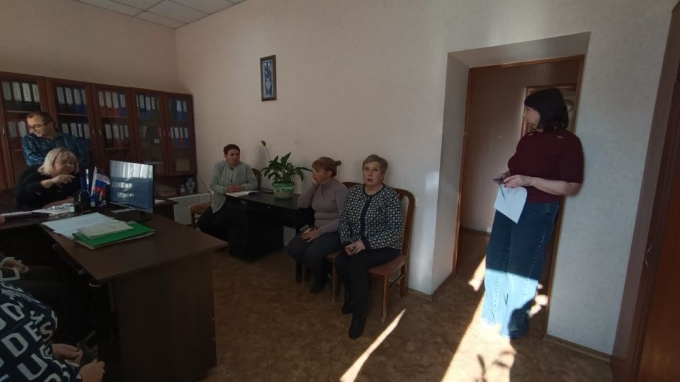 Управляющий делами Администрации Старобешевского округа Евгения Биатова провела встречу с трудовым коллективам ГБУСО «Комплексный центр социального обслуживания населения Старобешевского района» Управляющий делами Администрации Старобешевского округа Евгения Биатова провела встречу с трудовым коллективам ГБУСО «Комплексный центр социального обслуживания населения Старобешевского района»