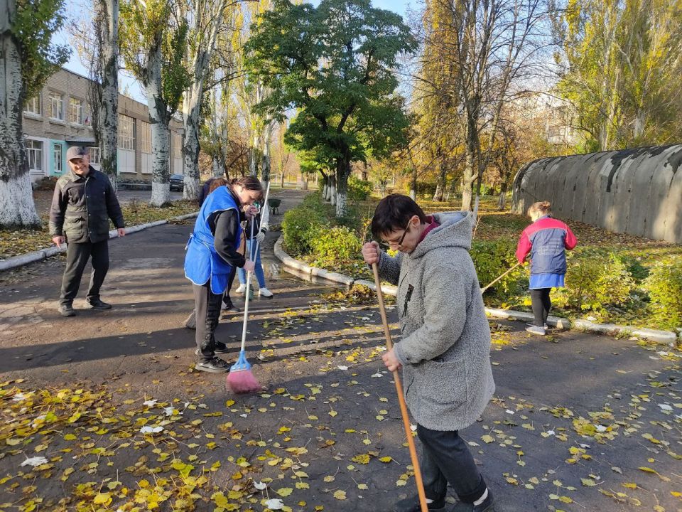 Сегодня, 30 октября 2025 года, в рамках проекта «Городская среда», реализуемого Единой Россией , работники общеобразовательных учреждений Кировского района приняли участие в традиционной экологической акции «Чистый четверг» Сегодня, 30 октября 2025 года, в рамках проекта «Городская среда», реализуемого Единой Россией , работники общеобразовательных учреждений Кировского района приняли участие в традиционной экологической акции «Чистый четверг»