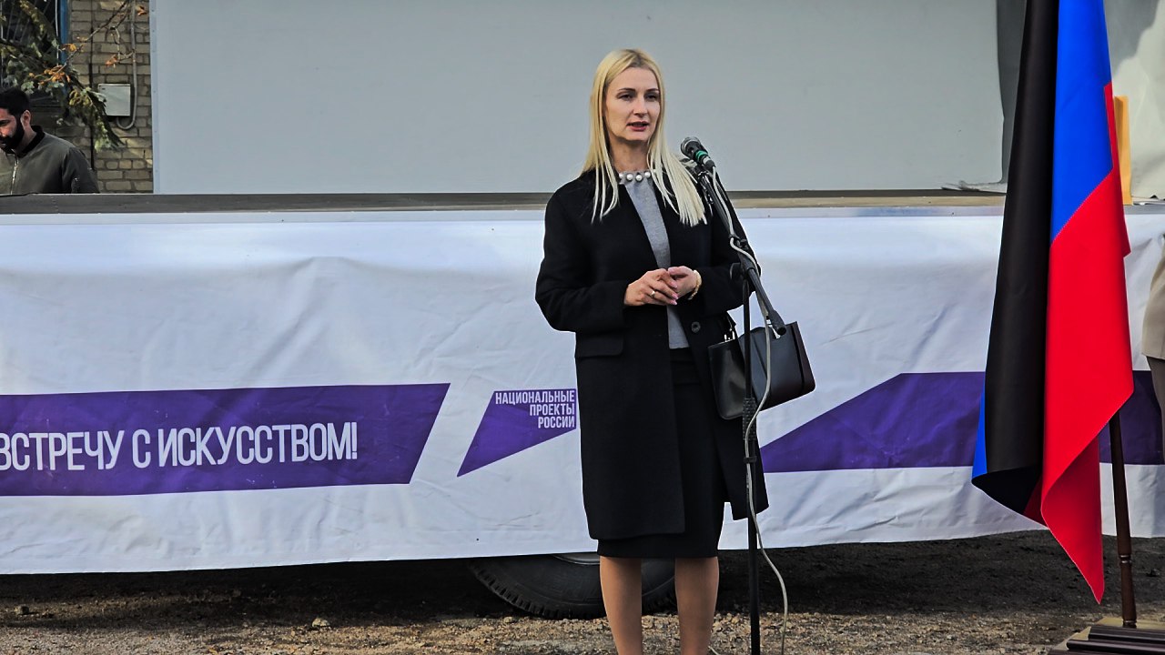 В Старобешевском округе состоялось торжественное открытие детской игровой площадки