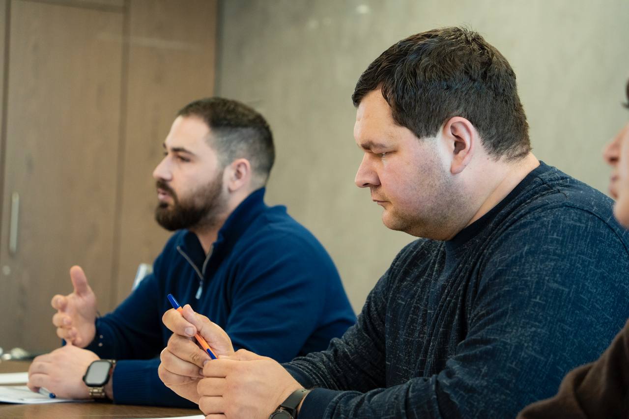 Денис Шимановский: Пока наша армия движется вперед, долг волонтеров — позаботиться о жителях освобожденных территорий Денис Шимановский: Пока наша армия движется вперед, долг волонтеров — позаботиться о жителях освобожденных территорий