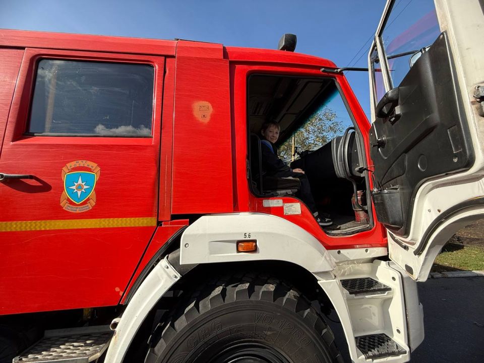 В рамках акции «Учиться в Донбассе», проекта «Ура, каникулы» и проекта «Билет в будущее», с учащимися 4-х и 7-х классов Тельмановской гимназии отправились на экскурсию в пожарную часть В рамках акции «Учиться в Донбассе», проекта «Ура, каникулы» и проекта «Билет в будущее», с учащимися 4-х и 7-х классов Тельмановской гимназии отправились на экскурсию в пожарную часть