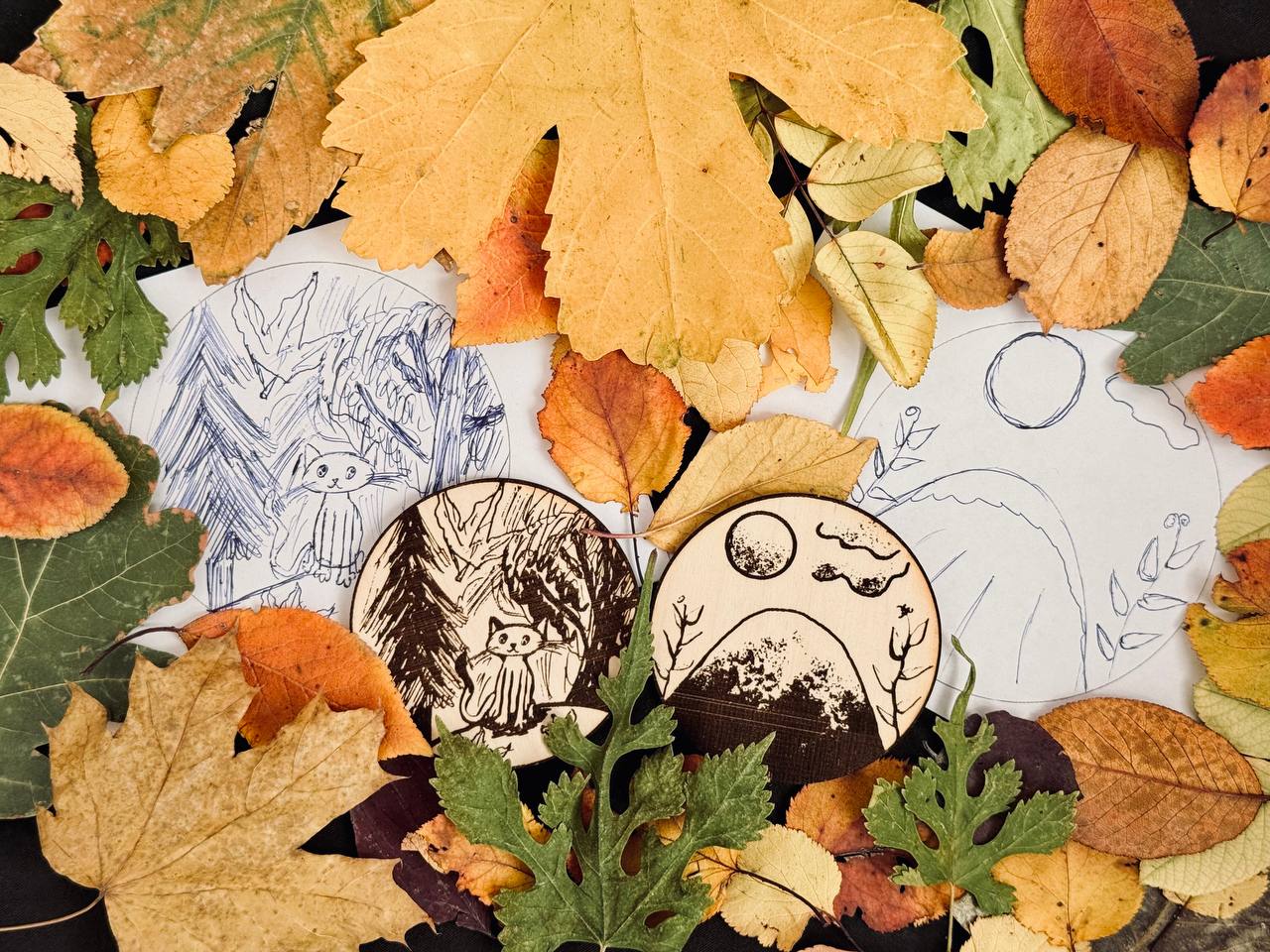 На недавней литературной гостиной, ребята не только продекламировали свои любимые стихотворения, но и проявили воображение и создали свои уникальные эмблемы на бумаге На недавней литературной гостиной, ребята не только продекламировали свои любимые стихотворения, но и проявили воображение и создали свои уникальные эмблемы на бумаге