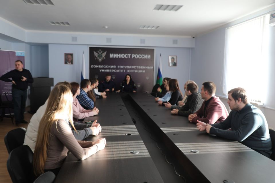 Сотрудник СК провела лекцию студентам университета в Донецке Сотрудник СК провела лекцию студентам университета в Донецке