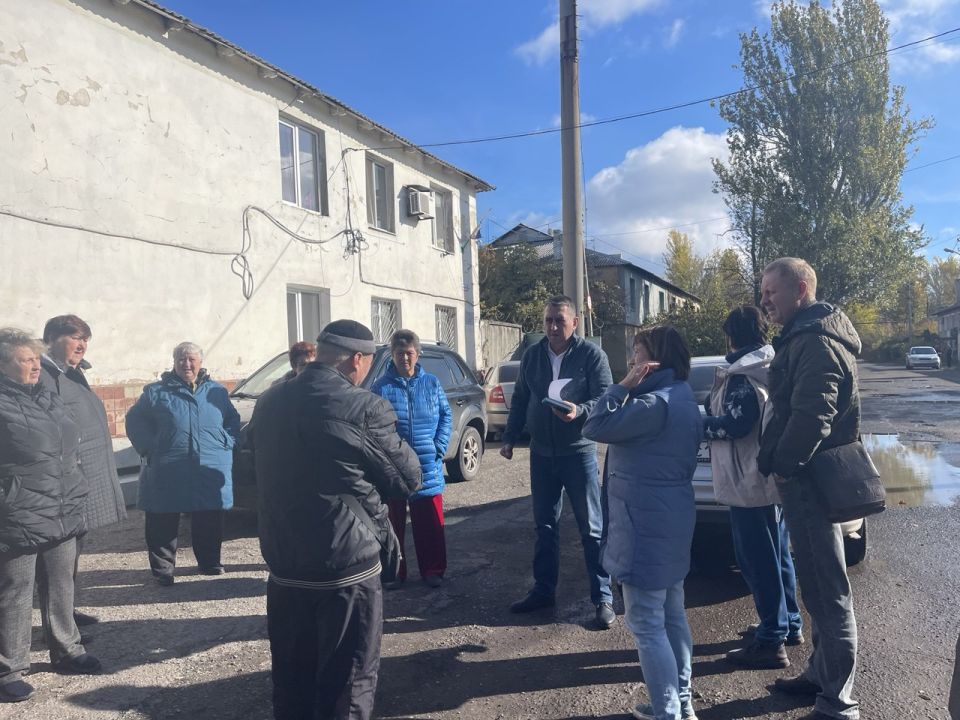 Сегодня, 30 октября 2025 года, по поручению Главы Республики Дениса Пушилина, заместитель руководителя Управы Роман Гладких провел встречу с жителями по адресу: ул. Уральской, 5