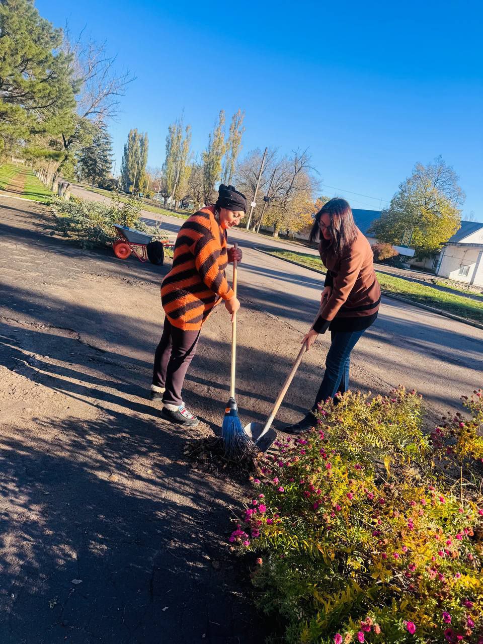 30 октября, в рамках партийного проекта Единой России "Городская среда", а также традиционной экологической акции «Чистый четверг» жители населенных пунктов Тельмановского округа приняли участие в наведении чистоты и порядка 30 октября, в рамках партийного проекта Единой России "Городская среда", а также традиционной экологической акции «Чистый четверг» жители населенных пунктов Тельмановского округа приняли участие в наведении чистоты и порядка