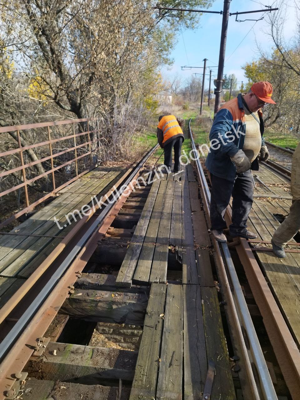 Алексей Кулемзин: Сотрудники муниципального предприятия «Донэлектроавтотранс» начали работы по монтажу новых элементов верхнего строения технологического моста трамвайных маршрутов № 5, 8 на участке «ул. Памирская — ул.... Алексей Кулемзин: Сотрудники муниципального предприятия «Донэлектроавтотранс» начали работы по монтажу новых элементов верхнего строения технологического моста трамвайных маршрутов № 5, 8 на участке «ул. Памирская — ул....