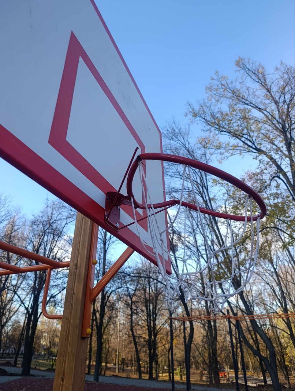 Александр Пеняев: Новый парк Машиностроителей еще не успели достроить, как приходится устранять следы вандализма