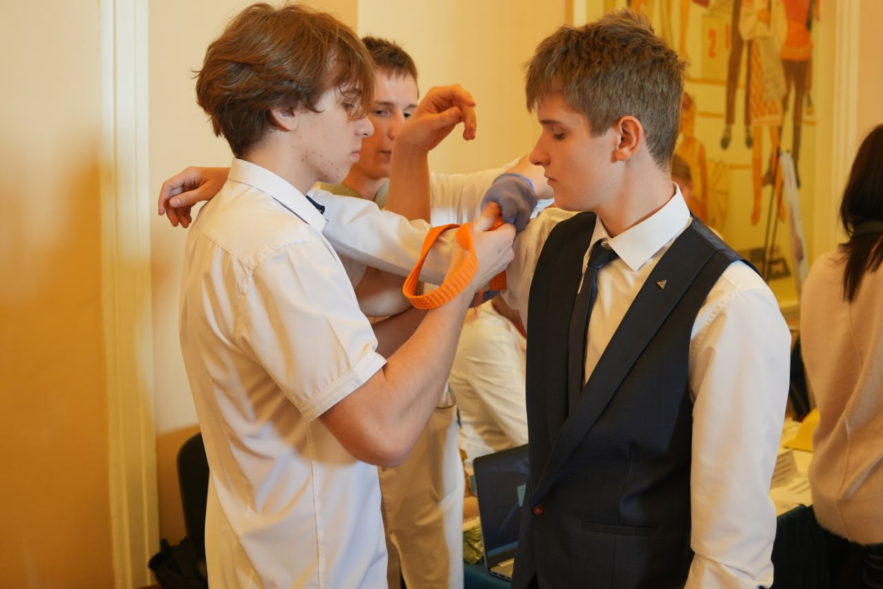 Денис Пушилин: 250 школьников, студентов и педагогов приняли участие в республиканской ярмарке профессий «Будущее выбираешь сам» Денис Пушилин: 250 школьников, студентов и педагогов приняли участие в республиканской ярмарке профессий «Будущее выбираешь сам»