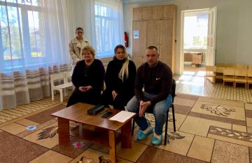 Вчера первый заместитель главы Администрации городского округа Харцызск Олег Захаров провел встречу с трудовым коллективом ГКДОУ "Детский сад №4"