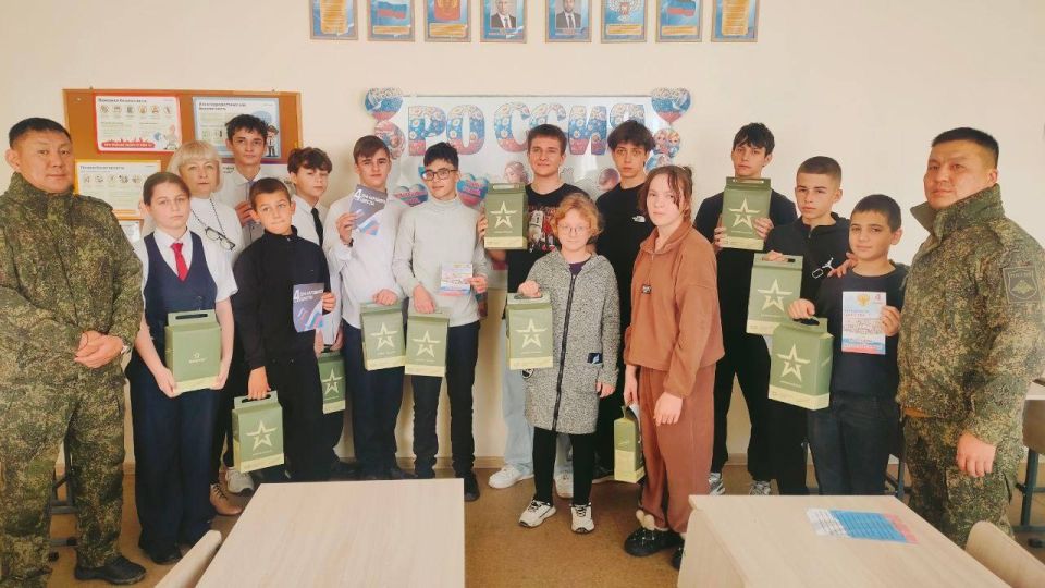 Урок мужества «Пока мы едины - мы непобедимы!» состоялся в школе Мангушского округа