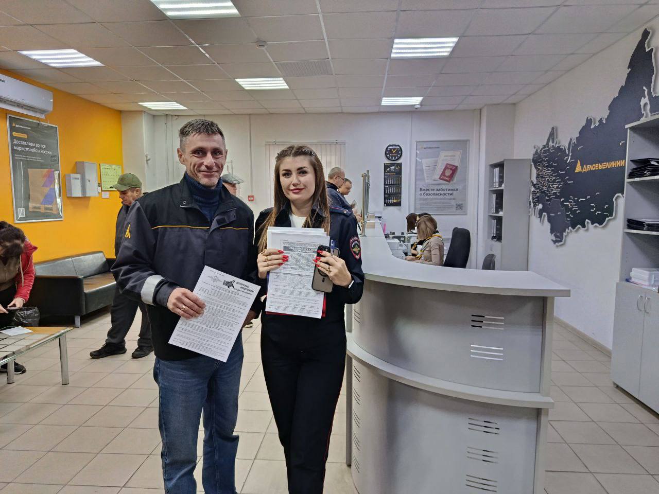 Полицейские в Мариуполе проводят профилактические беседы на предприятиях