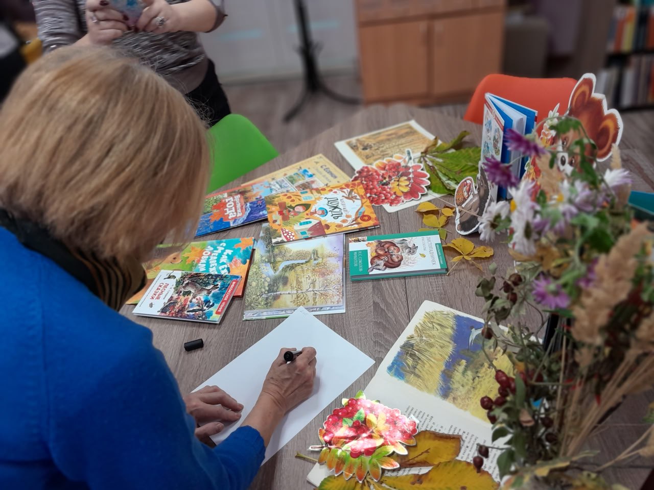 Осенних красок хоровод. Осень – прекрасное и красивое время года, которое, словно художник, раскрашивает природу в яркие цвета Осенних красок хоровод. Осень – прекрасное и красивое время года, которое, словно художник, раскрашивает природу в яркие цвета