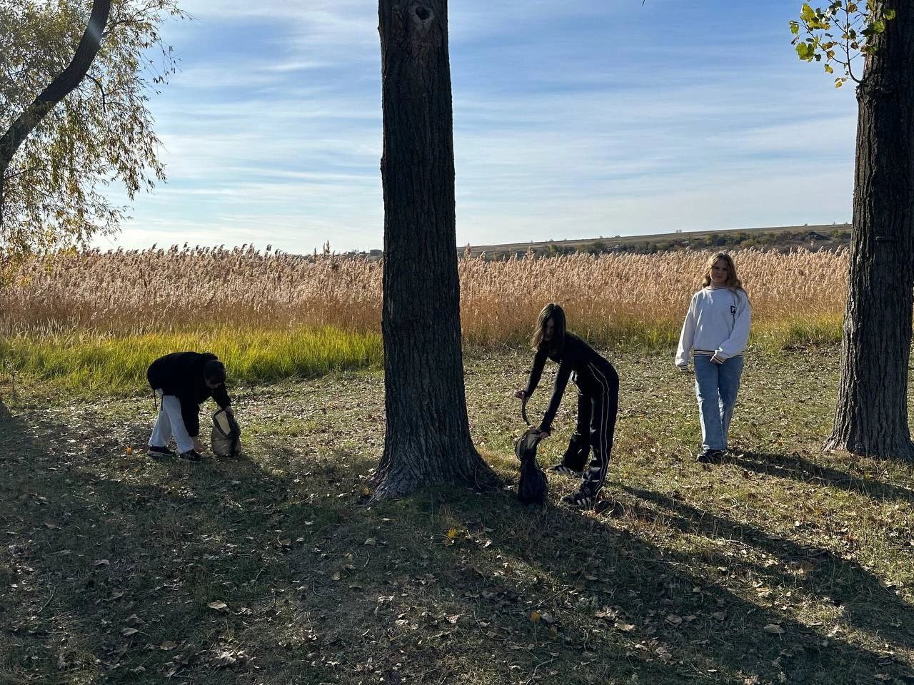 Обучающиеся 8 класса ГБОУ "Мироновская школа №10 г.о. Дебальцево" вооружились перчатками, мешками и отличным настроением, чтобы привести в порядок прибрежную территорию Мироновского водохранилища