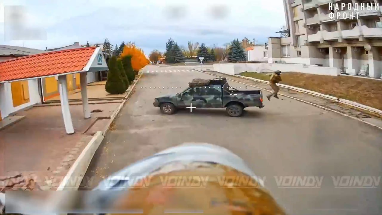 Осмотр дроном разрушенного моста через реку Волчья в пгт Покровское и последовавший сразу удар по украинскому пикапу на другом берегу Осмотр дроном разрушенного моста через реку Волчья в пгт Покровское и последовавший сразу удар по украинскому пикапу на другом берегу