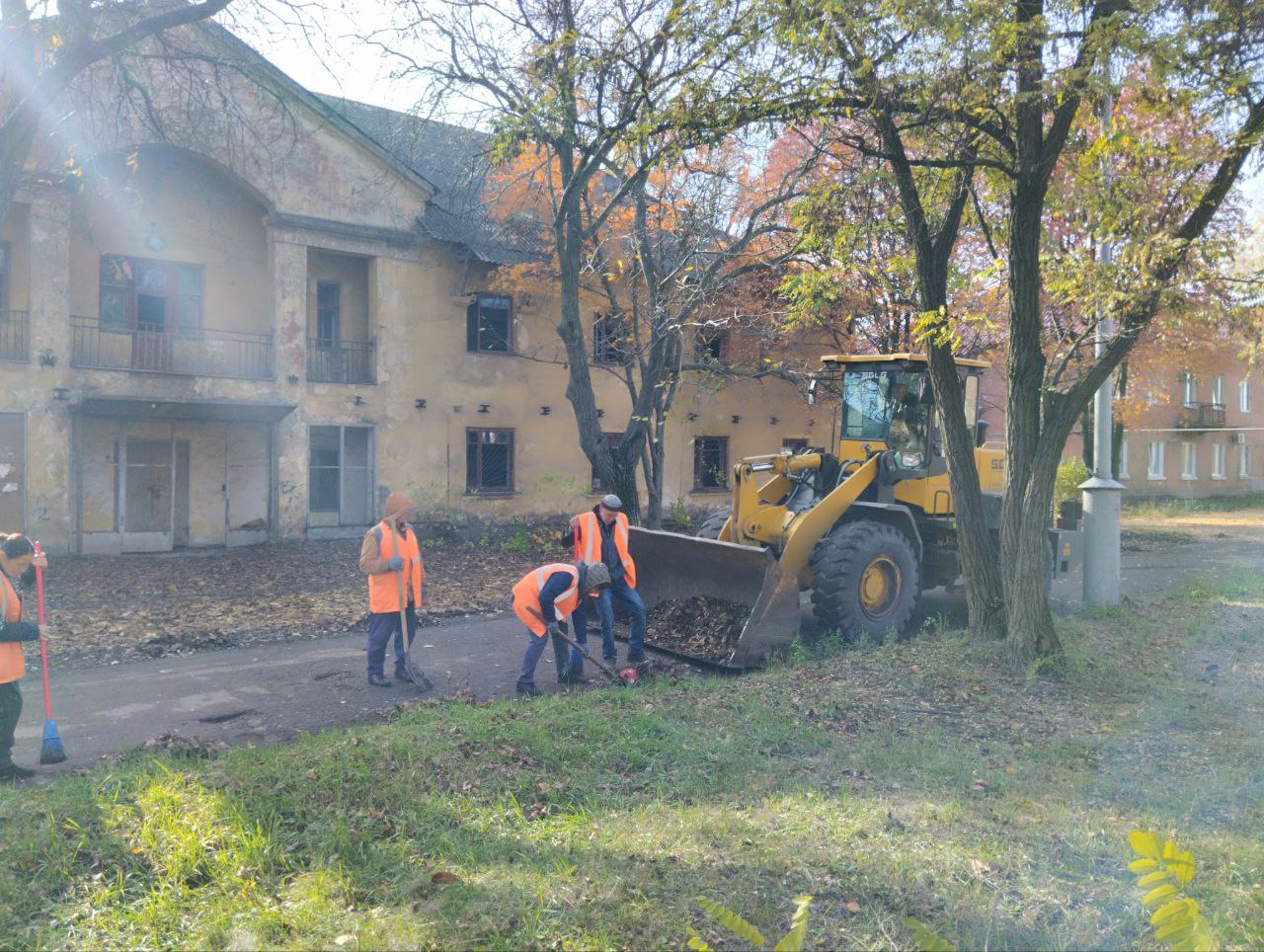 30 октября, с целью приведения территории в надлежащее санитарное состояние силами МУП АГМ «Перспектива» ведутся работы по уборке смета под бордюром вдоль проезжей части автодороги по ул. Кремлевской 30 октября, с целью приведения территории в надлежащее санитарное состояние силами МУП АГМ «Перспектива» ведутся работы по уборке смета под бордюром вдоль проезжей части автодороги по ул. Кремлевской