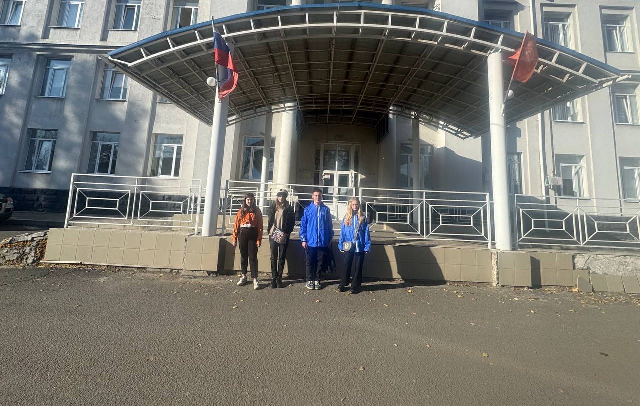 Сегодня, 30 октября 2025 года, в преддверии Дня народного единства, ученики ГБОУ ГБОУ "Школа №93 им. Н.П.Жердева г.о. Донецк" совместно с активистами Единой России посетили военнослужащих, проходящих лечение в госпитале