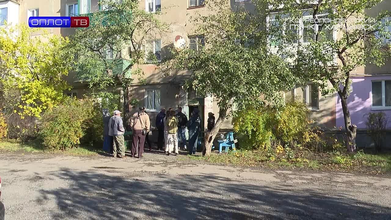 Сход граждан в п. Горное. Вчера в посёлке Горное у четырёхэтажки под номером 33 на улице Шахтёрской прошел сход граждан, который провёл первый заместитель главы городского округа Харцызск Олег Захаров