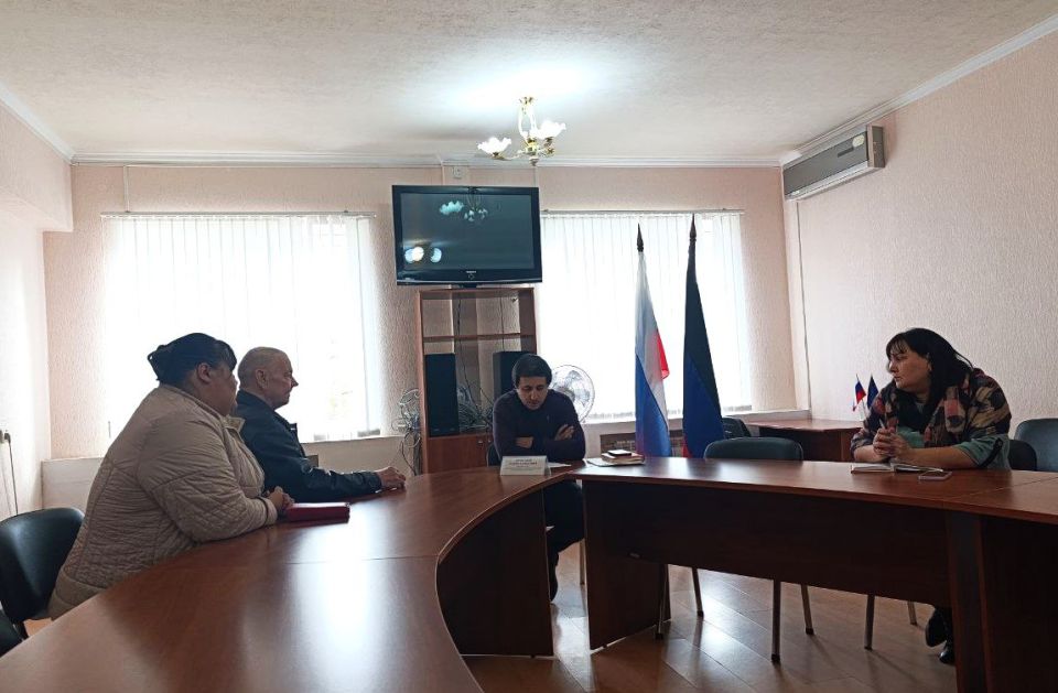Наири Крмаджян обсудил вопросы жилищно-коммунальной сферы со ждановцами Наири Крмаджян обсудил вопросы жилищно-коммунальной сферы со ждановцами