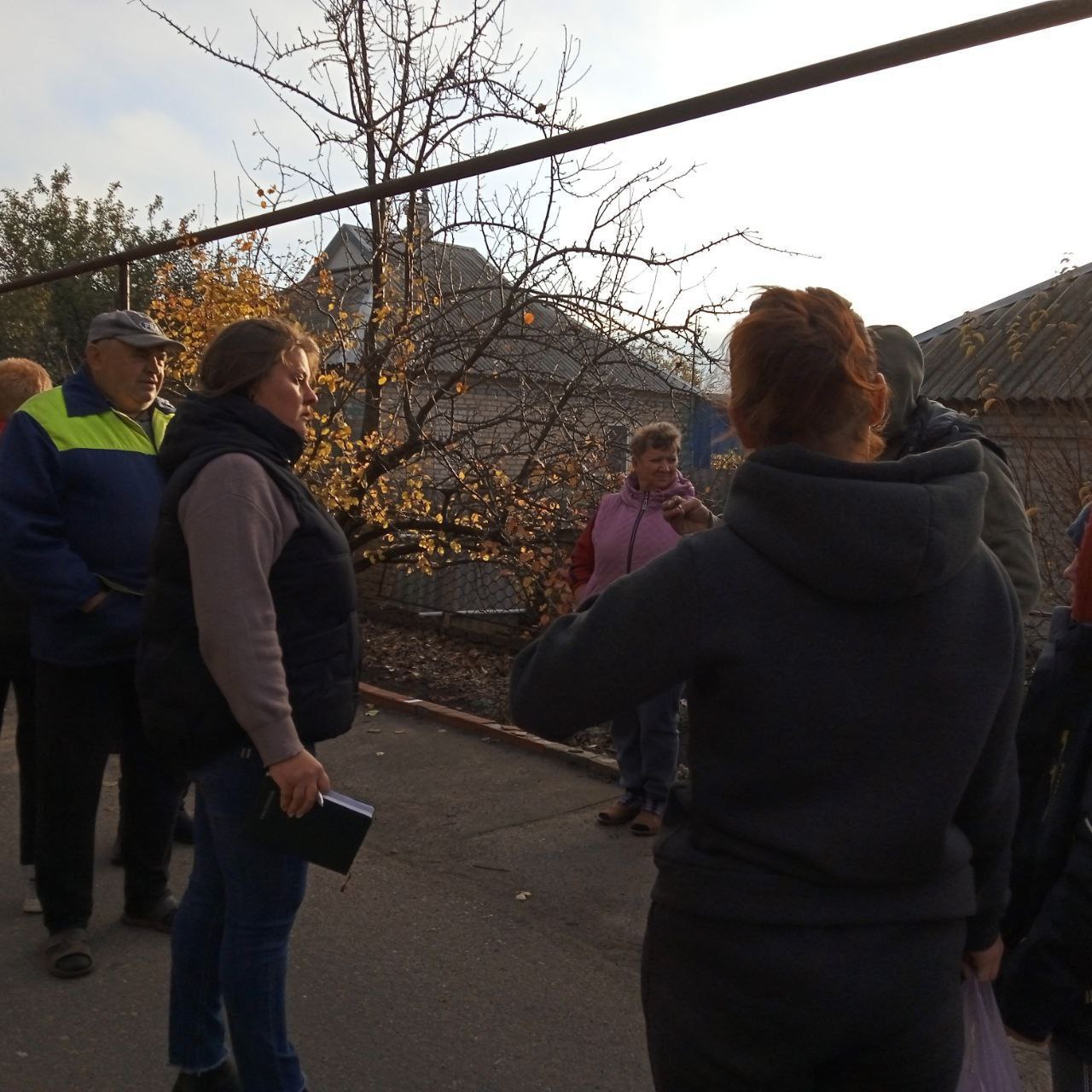 Встреча жителей посёлка с заведующей Новолуганского территориального сектора Анной Коваленко по улице Космонавтов Встреча жителей посёлка с заведующей Новолуганского территориального сектора Анной Коваленко по улице Космонавтов