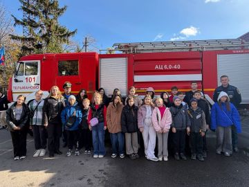 В рамках акции «Учиться в Донбассе», проекта «Ура, каникулы» и проекта «Билет в будущее», с учащимися 4-х и 7-х классов Тельмановской гимназии отправились на экскурсию в пожарную часть
