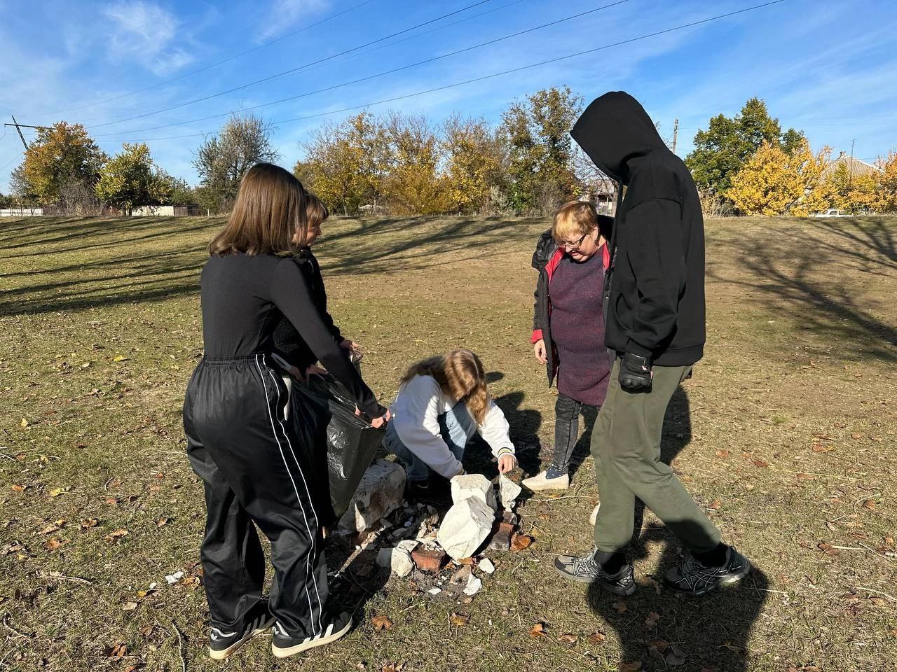 Обучающиеся 8 класса ГБОУ "Мироновская школа №10 г.о. Дебальцево" вооружились перчатками, мешками и отличным настроением, чтобы привести в порядок прибрежную территорию Мироновского водохранилища Обучающиеся 8 класса ГБОУ "Мироновская школа №10 г.о. Дебальцево" вооружились перчатками, мешками и отличным настроением, чтобы привести в порядок прибрежную территорию Мироновского водохранилища