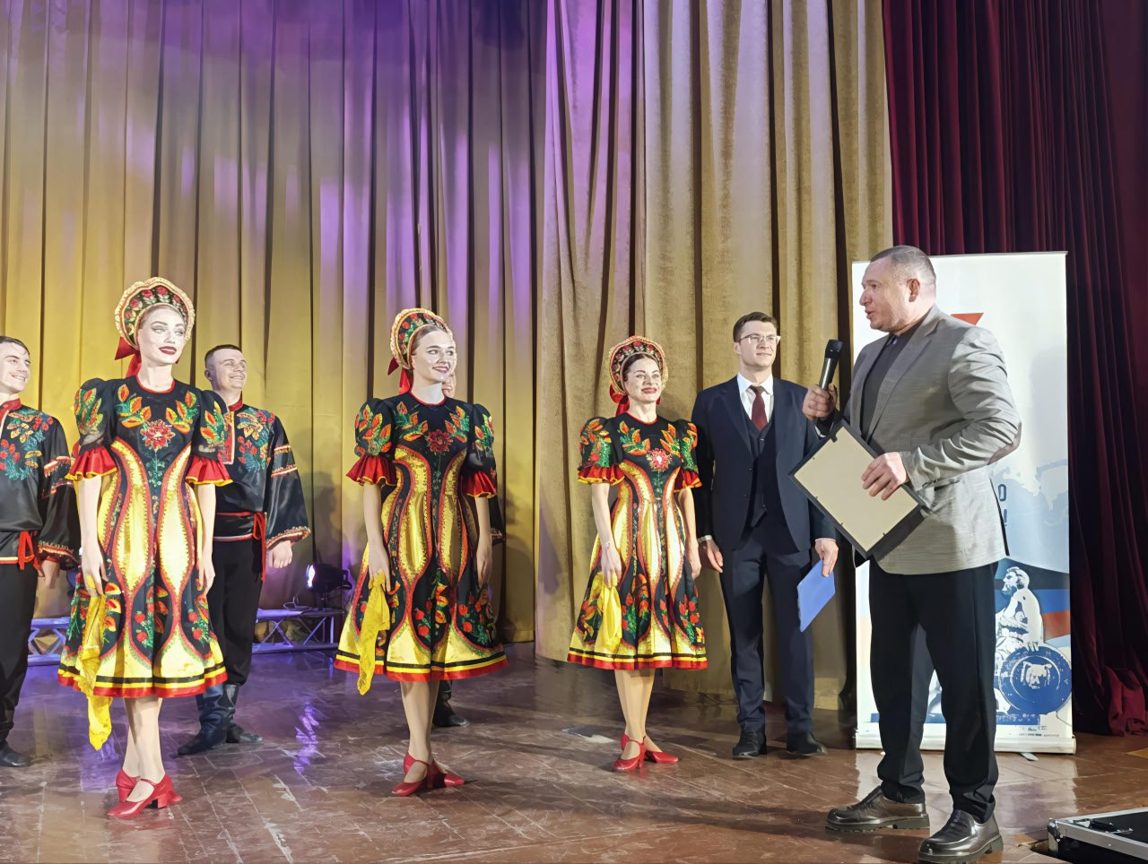 Сергей Ермаков: 30 октября в централизованной клубной системе «Снежинка» состоялся концерт заслуженного государственного академического ансамбля песни и танца «Донбасс»