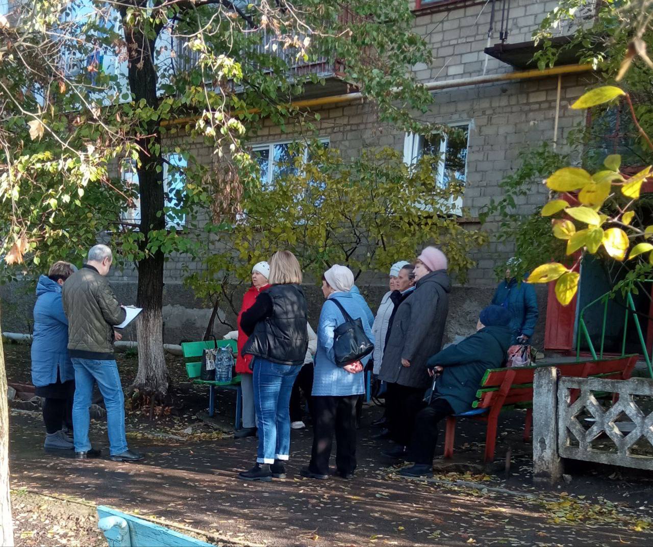 29 октября начальник Зугрэсского территориального отдела Наталья Марушка провела встречу с жителями в городе Зугрэс на улице Калинина 29 октября начальник Зугрэсского территориального отдела Наталья Марушка провела встречу с жителями в городе Зугрэс на улице Калинина