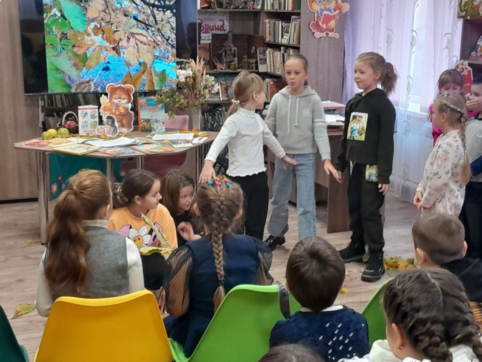 Осенних красок хоровод. Осень – прекрасное и красивое время года, которое, словно художник, раскрашивает природу в яркие цвета Осенних красок хоровод. Осень – прекрасное и красивое время года, которое, словно художник, раскрашивает природу в яркие цвета