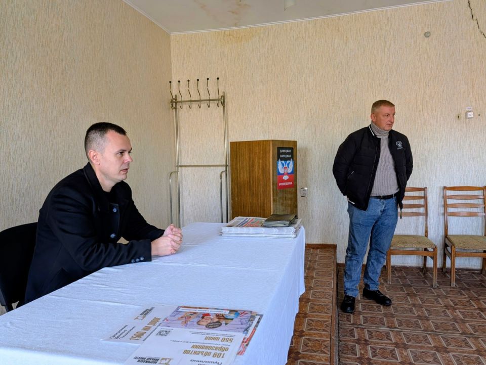 Заместитель главы администрации Старобешевского муниципального округа Михаил Ольмезов провел встречу с гражданами села Коммунаровка