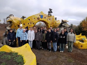 В рамках партийного проекта "Защита животного мира", реализуемого Единой Россией, учащиеся ГБОУ «Школа №86 г.о. Донецк» посетили крупнейший зоопарк ДНР в с. Придрожное