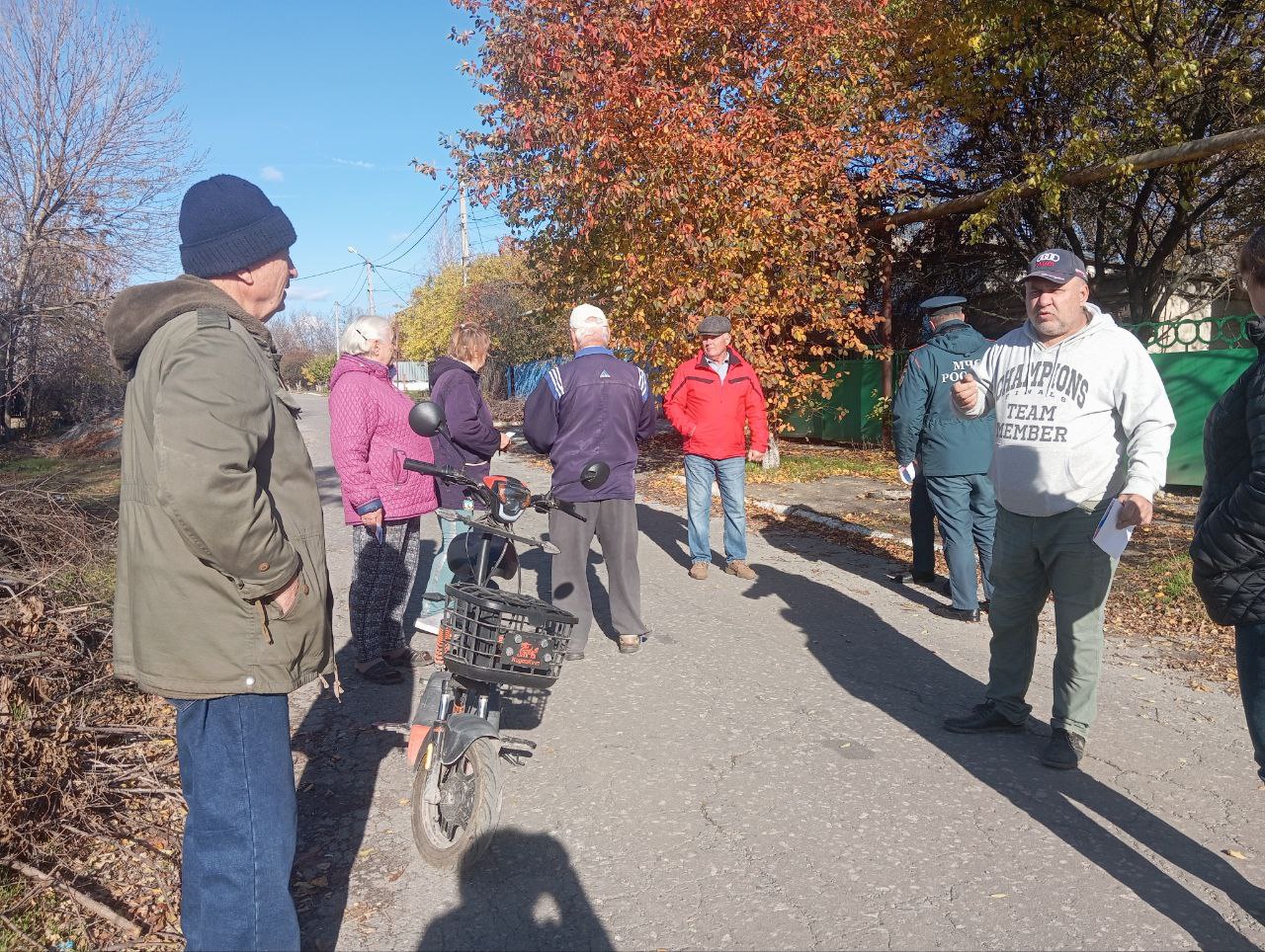 Заместитель начальника Комсомольского территориального управления администрации Старобешевского муниципального округа Елена Кругова провела встречу с гражданами города Комсомольское по улице Садовая