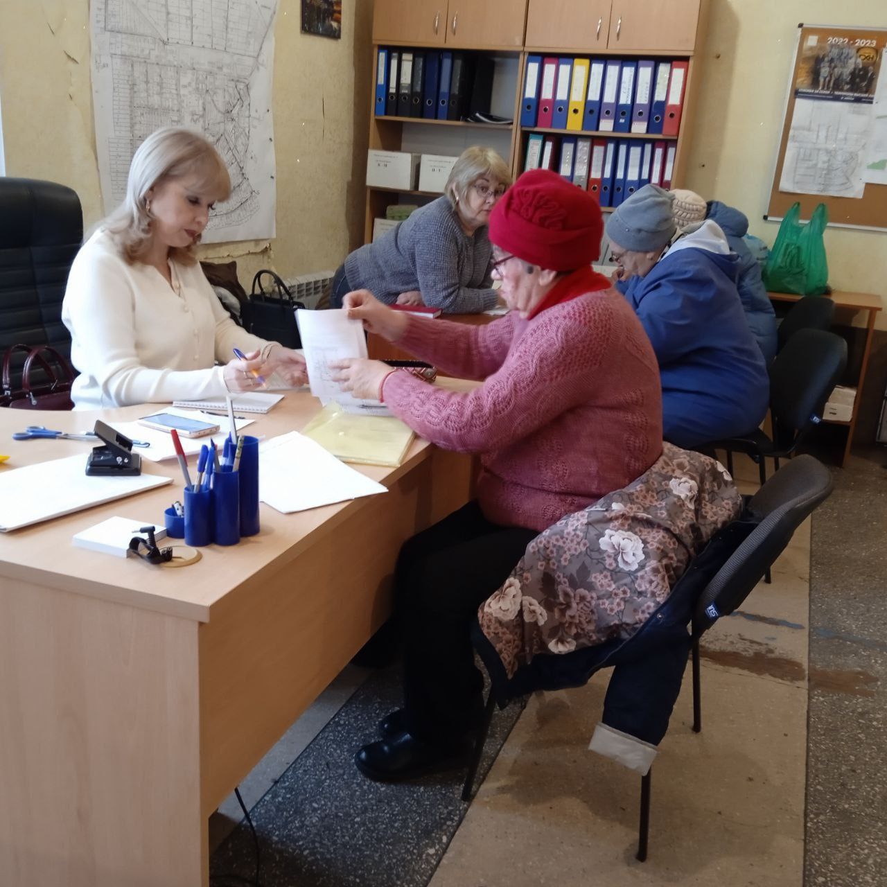 Сегодня, 30 октября 2025 года, сотрудники Отделения Социальной защиты населения №29, работающего в филиале Государственного бюджетного учреждения, совместно с сотрудниками Клиентской службой города Дебальцево провели прием...