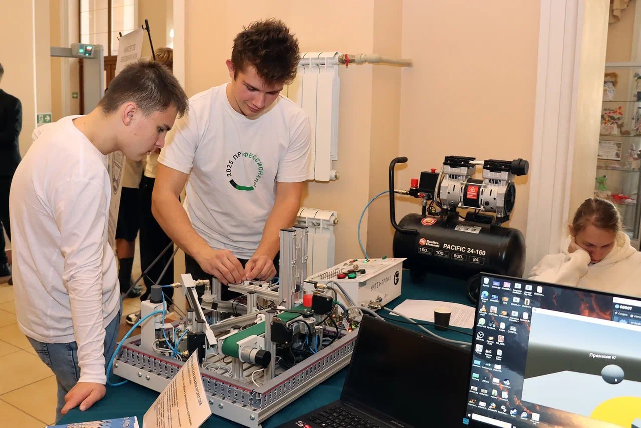 Лариса Толстыкина: Республиканской ярмаркой профессий завершили акцию «Учиться в Донбассе», которая проводилась в октябре по поручению Главы ДНР Дениса Владимировича Пушилина Лариса Толстыкина: Республиканской ярмаркой профессий завершили акцию «Учиться в Донбассе», которая проводилась в октябре по поручению Главы ДНР Дениса Владимировича Пушилина