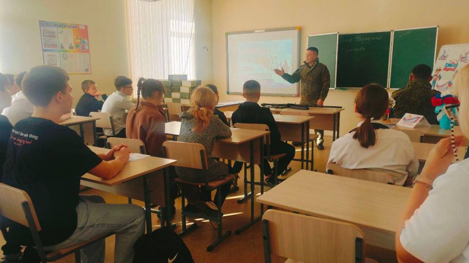 Урок мужества «Пока мы едины - мы непобедимы!» состоялся в школе Мангушского округа Урок мужества «Пока мы едины - мы непобедимы!» состоялся в школе Мангушского округа