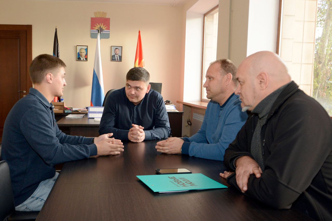 В рамках продолжающейся программы «Новых людей» ознакомления молодых парламентариев с функционированием органов местного самоуправления, в Торез был приглашен Андрей Перов, активный представитель Молодежного парламента ДНР В рамках продолжающейся программы «Новых людей» ознакомления молодых парламентариев с функционированием органов местного самоуправления, в Торез был приглашен Андрей Перов, активный представитель Молодежного парламента ДНР