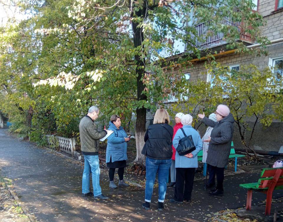 29 октября начальник Зугрэсского территориального отдела Наталья Марушка провела встречу с жителями в городе Зугрэс на улице Калинина