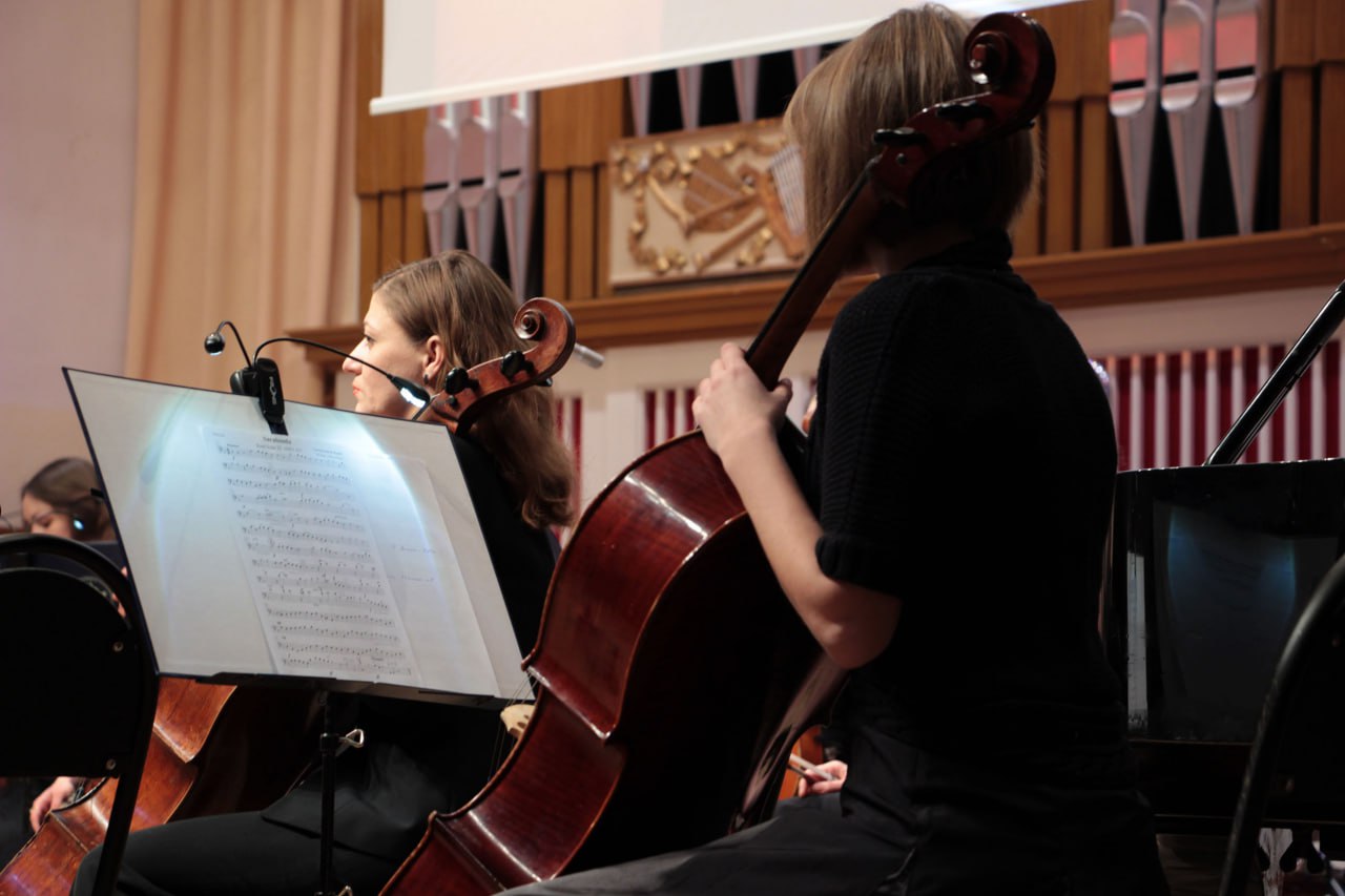 Музыканты Донецка и Петербурга объединятся в патриотическом проекте «Оркестр непокоренных – Великой Победе», исполнив Седьмую симфонию Дмитрия Шостаковича с оркестром Академической капеллы