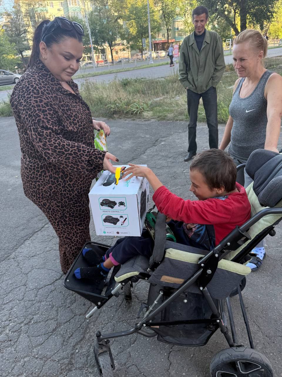 Помощь детям в зоне СВО!. С 2014 года Ольга Вязовская помогает детям-сиротам, детям инвалидам и многодетным семьям в зоне боевых действий, в наиболее тяжелых районах Донбасса и СВО Помощь детям в зоне СВО!. С 2014 года Ольга Вязовская помогает детям-сиротам, детям инвалидам и многодетным семьям в зоне боевых действий, в наиболее тяжелых районах Донбасса и СВО